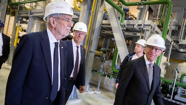 Bundespräsident Alexander Van der Bellen und der Salzburger Landeshauptmann Wilfried Haslauer beim Besuch des Erdgasspeichers Haidach (Bild: APA/BUNDESHEER/CARINA KARLOVITS)