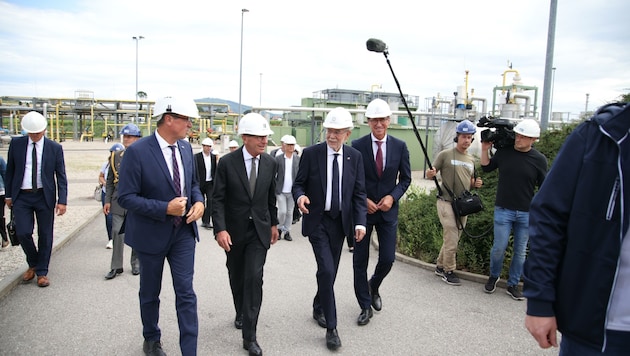 Bundespräsident Van der Bellen (2. v .re.) lauschte in Salzburgs Erdgaslager Haidach 5 interessiert den Expertisen von RAG-Geschäftsführer Mitteregger, Landeshauptmann Haslauer sowie Salzburg-AG-Boss Schitter (v. li.) (Bild: Tröster Andreas)