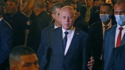 Präsident Kais Saied feierte den Sieg in Tunis mit seinen Anhängern. (Bild: AFP)