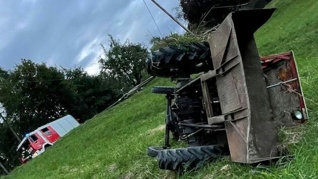 Der verunfallte Traktor wurde mittels Seilwinde geborgen. (Bild: Goriup/FF Leutschach)