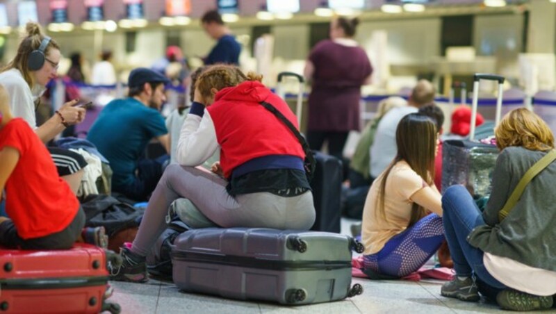 Am Freitag soll der Lohnkampf stattfinden. Passagiere der Lufthansa müssen mit Verspätungen oder Flugausfällen rechnen. (Bild: APA/dpa/Frank Rumpenhorst)