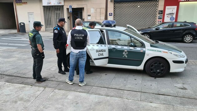 Die Polizei konnte die Frau aus der Wohnung befreien und einen 26-jährigen Tatverdächtigen festnehmen. (Bild: Policía Local O Porriño)