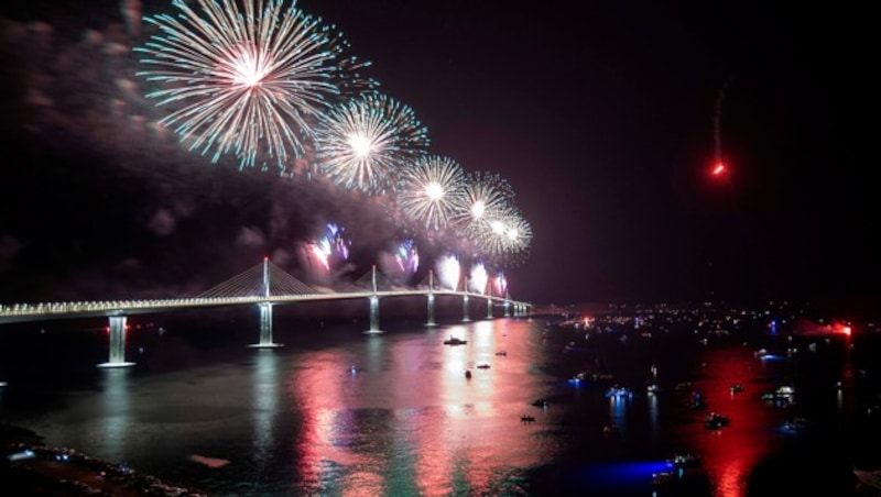 Viele Schaulustige sind mit Booten zum spektakulären Feuerwerk gefahren. (Bild: AP)