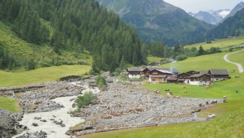 Vermurungen bei der Stöcklen Alm im Oberbergtal. Die Zufahrtsstraße zum Ausgangspunkt für die Franz-Senn-Hütte wurde zerstört. (Bild: Fankhauser)