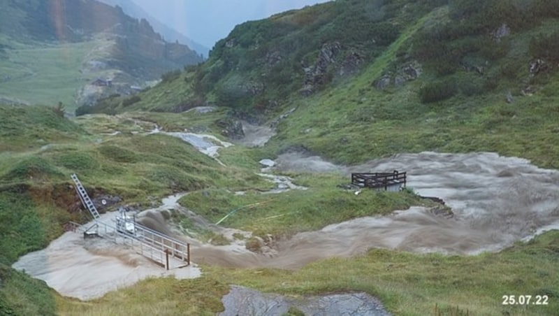 Über den Steg direkt unter der Hütte walzten sich die Wassermassen hinab. (Bild: Fankhauser)