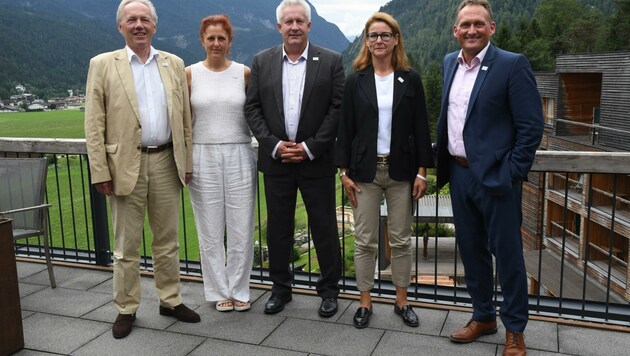 Brunner, Gründhammer-Ehrensberger, Schmidt, Spitzenkandidatin Hörtnagl-Zofall, Finanzreferent Pöttler (von links). (Bild: ZOOM.TIROL)