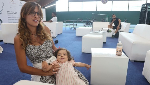 Barbara Marques y su hija Benedita acompañan al tenista Joao Sousa desde Portugal.  (Imagen: Birbaumer Christof)