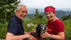 Bundespräsident Alexander Van der Bellen, First Dog „Juli“ mit Jause und Präsidentengattin Doris Schmidauer. (Bild: Tröster Andreas)