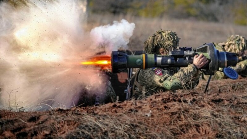 Eine Flut an Waffen ist im Ukraine-Krieg im Einsatz. (Bild: AP Photo/Vadim Ghirda, File)