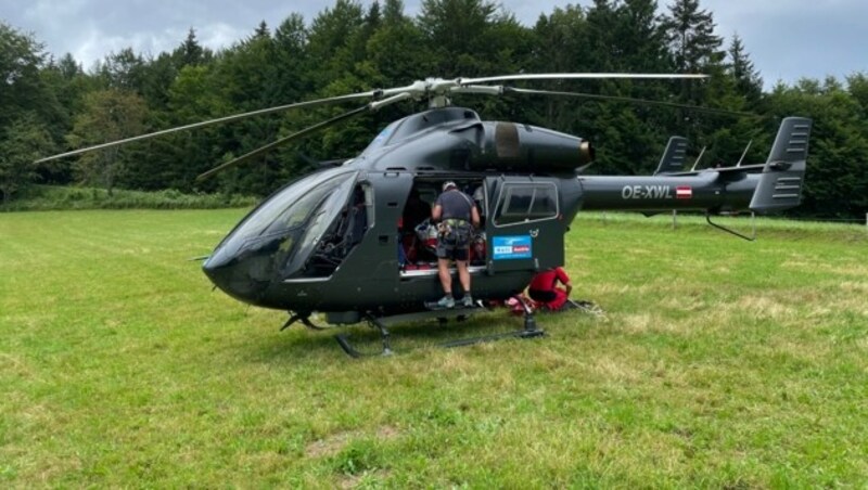 Ein zwölfjähriges, schwer verletztes Mädchen wird per Rettungshelikopter nach dem Seilrutschenunfall beim Hengstpass abtransportiert. (Bild: Bergrettung Windischgarsten)