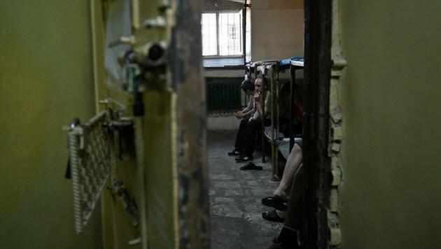 Kriegsgefangene in der Ukraine (Bild: Sergei SUPINSKY/AFP)