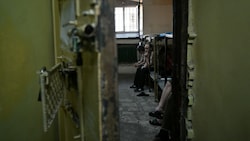 Kriegsgefangene in der Ukraine (Bild: Sergei SUPINSKY/AFP)