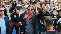 Brad Pitt umringt von Fans und Fotografen bei der „Bullet Train“-Premiere in Paris. Seine angeblich neue Freundin hatte er nicht dabei. (Bild: www.PPS.at)