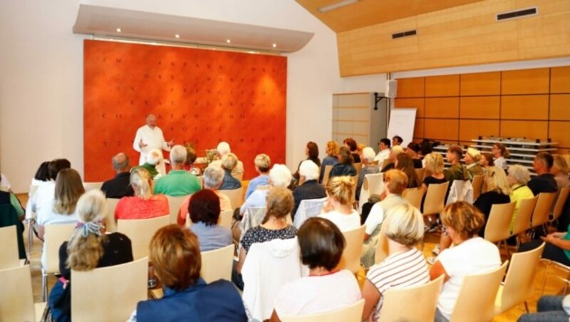 Der „Krone“-Kräuterpfarrer hielt am Mittwochabend in Bischofshofen (Pongau) einen Vortrag über „Kräuter für Leib und Seele“. (Bild: Gerhard Schiel)