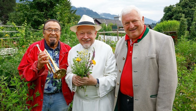 Trompeter Walter Scholz (v.l.) mit Kräuterpfarrer Benedikt und Instrumentenhersteller Martin Lechner Senior. (Bild: Gerhard Schiel)