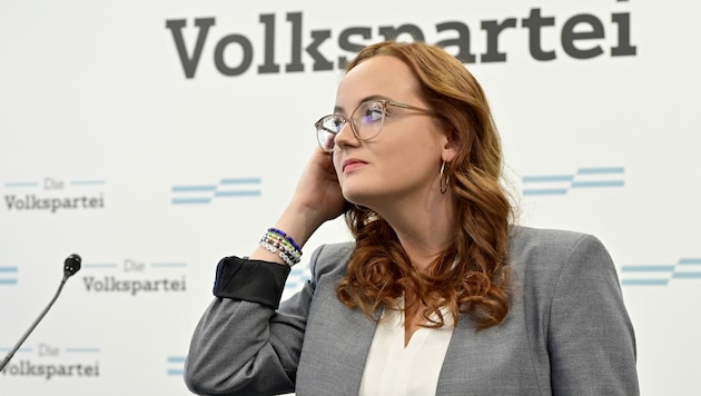 ÖVP Generalsekretärin Laura Sachslehner informiert seit einiger Zeit über die „Scheinheiligkeit“ des politischen Mitbewerbs. (Bild: APA/HANS PUNZ)