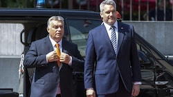 Viktor Orban wurde von Bundeskanzler Karl Nehammer mit militärischen Ehren empfangen. (Bild: AFP)