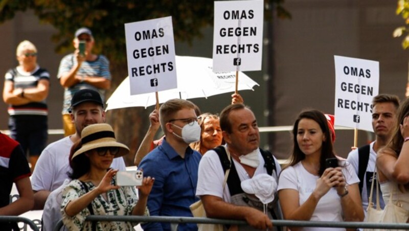 Unter den Demonstranten waren auch Mitglieder der Gruppierung „Omas gegen Rechts“. (Bild: AP)