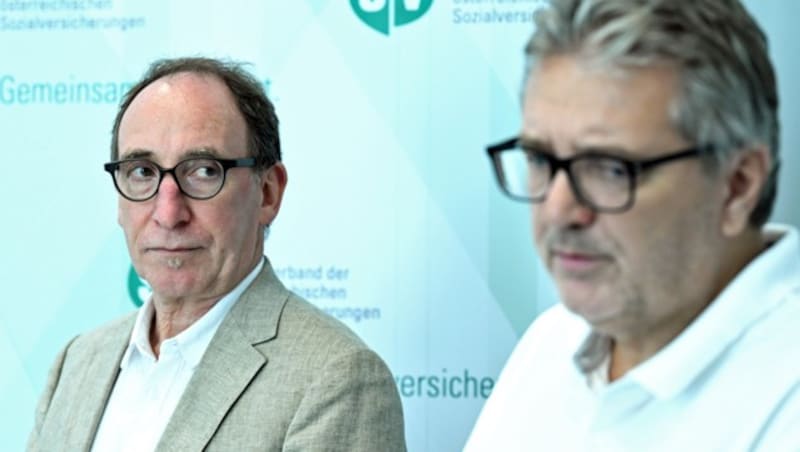 Auf Konfrontationskurs: Gesundheitsminister Rauch (li.) und der Wiener Gesundheitsstadtrat Peter Hacker (Bild: APA/ROLAND SCHLAGER)