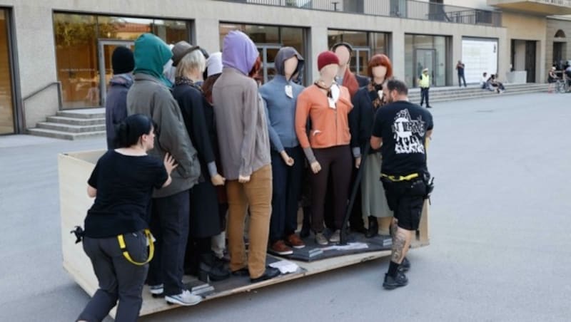 Mitarbeiter der Salzburger Festspiele schieben einen Wagen mit Kostümen durch die Hofstallgasse. Schaulustige erhaschen so oft schon einen Vorabblick auf opulente Kleider der Stars. (Bild: Tschepp Markus)