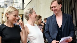 Die Schauspieler Mavie Hörbiger, Verena Altenberger und Lars Eidinger im Rahmen der Eröffnung der Salzburger Festspiele (Bild: APA/BARBARA GINDL)