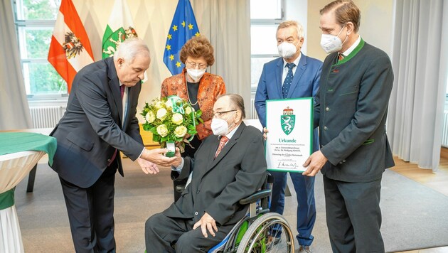April 2022: LH Schützenhöfer überreichte den Ehrenring des Landes Steiermark an Prof. Mantl (Bild: Foto Fischer)
