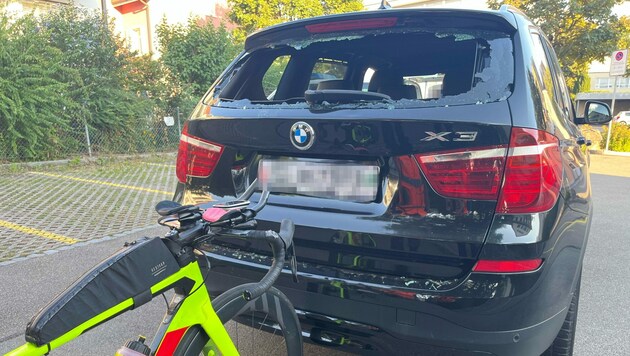 Die Heckscheibe des BMWs wurde beim Aufprall des Rennradfahrers eingeschlagen. (Bild: Kapo St. Gallen)