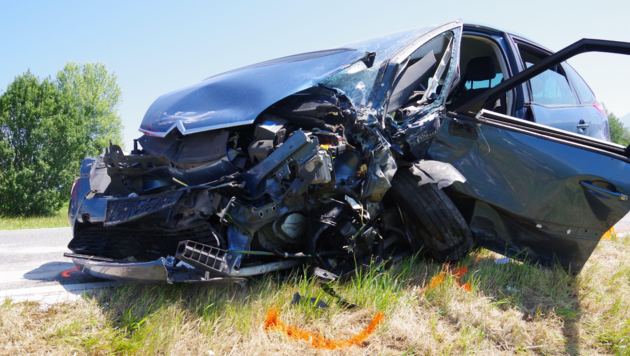 Die Unfallfahrzeuge wurden total zerstört. (Bild: Feuerwehr Lustenau)