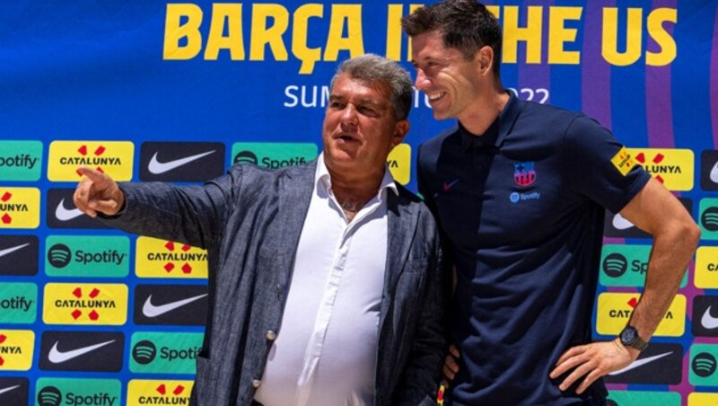 Joan Laporta (li.) und Robert Lewandowski (Bild: APA/Getty Images via AFP/GETTY IMAGES/Eric Espada)