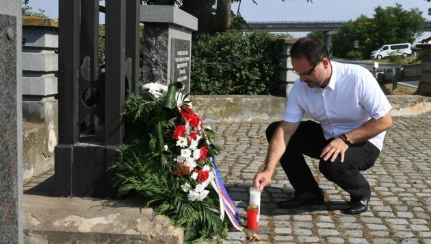 El alcalde Miroslav Novak colocó una ofrenda floral en nombre de la ciudad de Pohrlitz y encendió una vela en memoria de las víctimas.  (Imagen: P. Huber)