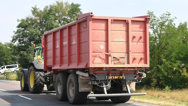 The senior citizen was hit and run over by the trailer of a tractor (symbolic image). (Bild: P. Huber)