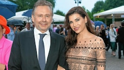 Hand in Hand in Bregenz: Alexander Wrabetz mit Leona König (Bild: Mathis Fotografie)