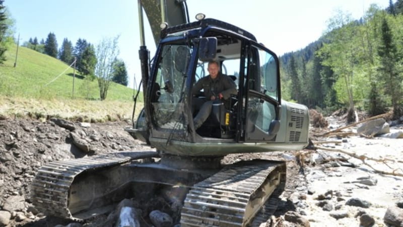 Villacher Pioniere bei der Errichtung einer behelfsmäßigen Straße von Klösterle nach Arriach. (Bild: BMLV/Thomas Simoner)