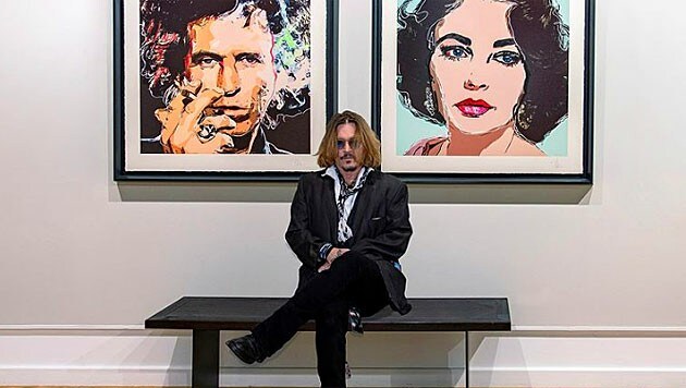 Johnny Depp vor seinen Kunstdrucken (Bild: www.instagram.com/johnnydepp)