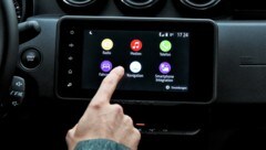 Im Dacia wird vieles per Touchscreen bedient, die Klimaanlage hat aber eigene Elemente, welche die Bedienung erleichtern. (Bild: ADAC)