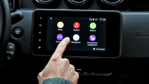 Im Dacia wird vieles per Touchscreen bedient, die Klimaanlage hat aber eigene Elemente, welche die Bedienung erleichtern. (Bild: ADAC)