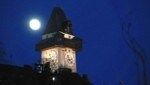 Ob der Grazer Uhrturm in der Nacht weiter erstrahlt, wird aktuell von der Stadtpolitik diskutiert. (Bild: KRONEN ZEITUNG)