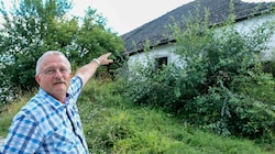 Im Testament vererbte ein Grünbacher seinen Hof der Gemeinde, mit dem Wunsch, diesen zu erhalten. Ludwig Elmecker ist empört, dass das Gebäude nun dennoch dem Erdboden gleichgemacht werden soll. (Bild: Einöder Horst)