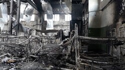 Aufnahmen aus dem Inneren der Baracke zeigen die Zerstörung. (Bild: AP)