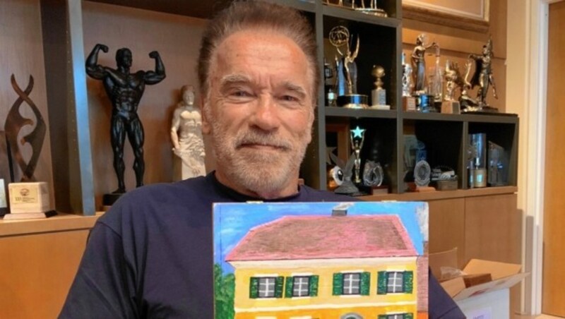 Arnie mit Bild seines Geburtshauses in Thal (Bild: Jauschowetz Christian)