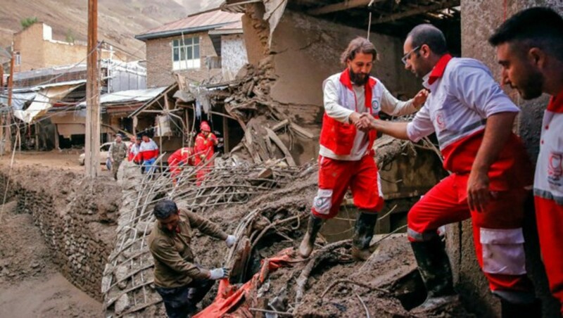 Rettungskräften des Roten Halbmonds in einem von den Überschwemmungen betroffenen Stadtteil von Teheran (Bild: AFP/Iranian Red Crescent)