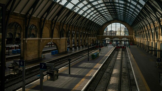 Leere Bahnsteige am Samstag in der Station Kings Cross in London, weil ein Streik der Lokführer erneut den Bahnverkehr in Großbritannien lahmlegt. (Bild: Aaron Chown/PA via AP)