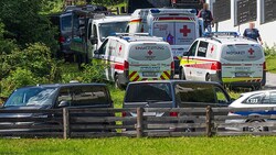 Einsatzkräfte der Polizei und Rettung am Ort des Geschehens am Samstag in Sellrain (Bild: zeitungsfoto.at)