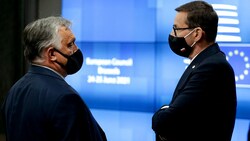 Mateusz Morawiecki und Viktor Orban haben unterschiedliche Sichtweisen auf den Ukraine-Krieg. Während der ungarische Regierungschef sein Land „aus dem Krieg heraushalten“ möchte, gehört Polen zu einem der wichtigsten Verbündeten der Regierung in Kiew im Kampf gegen Russland. (Bild: APA/AFP/POOL/Aris Oikonomou)