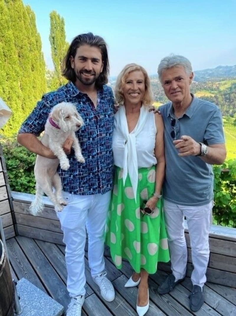 Swen on a visit to his old home (left) with his mom Maria and dad: ice king Charly Temmel (Bild: privat)