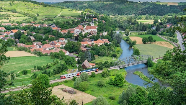 Die Kamptalbahn (li.) wird zwischen Sigmundsherberg und Langenlois fünf Wochen nicht fahren. (Bild: Michael Fritscher)