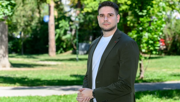 Markus Schwarz (32) zog es erst durch das Studium über die Donau nach Krems. In seiner lieb gewonnenen Heimat will er in den Gemeinderat einziehen und dort für mehr Klimaschutz eintreten. (Bild: Molnar Attila)