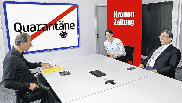 Wie bei einer Ortstafel: Die Quarantäne endet (symbolische Darstellung). Politikwissenschafter Peter Filzmaier im Gespräch mit Gesundheitsmanagerin Reich und Infektiologe Florian Thalhammer (Bild rechts) in der „Krone“-Redaktion. (Bild: Peter Tomschi, Krone KREATIV)