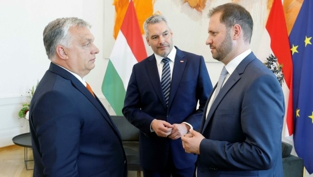 Kanzler Nehammer verfolgte das Gespräch zwischen Viktor Orbán (li.) und Christian Sagartz höchst interessiert. (Bild: Bundeskanzleramt)