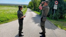 Soldaten sichern die burgenländische Grenze zu Ungarn. (Bild: Christian Schulter)